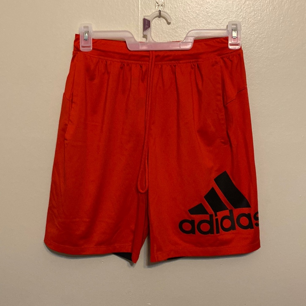 🤠 Adidas Red short size M